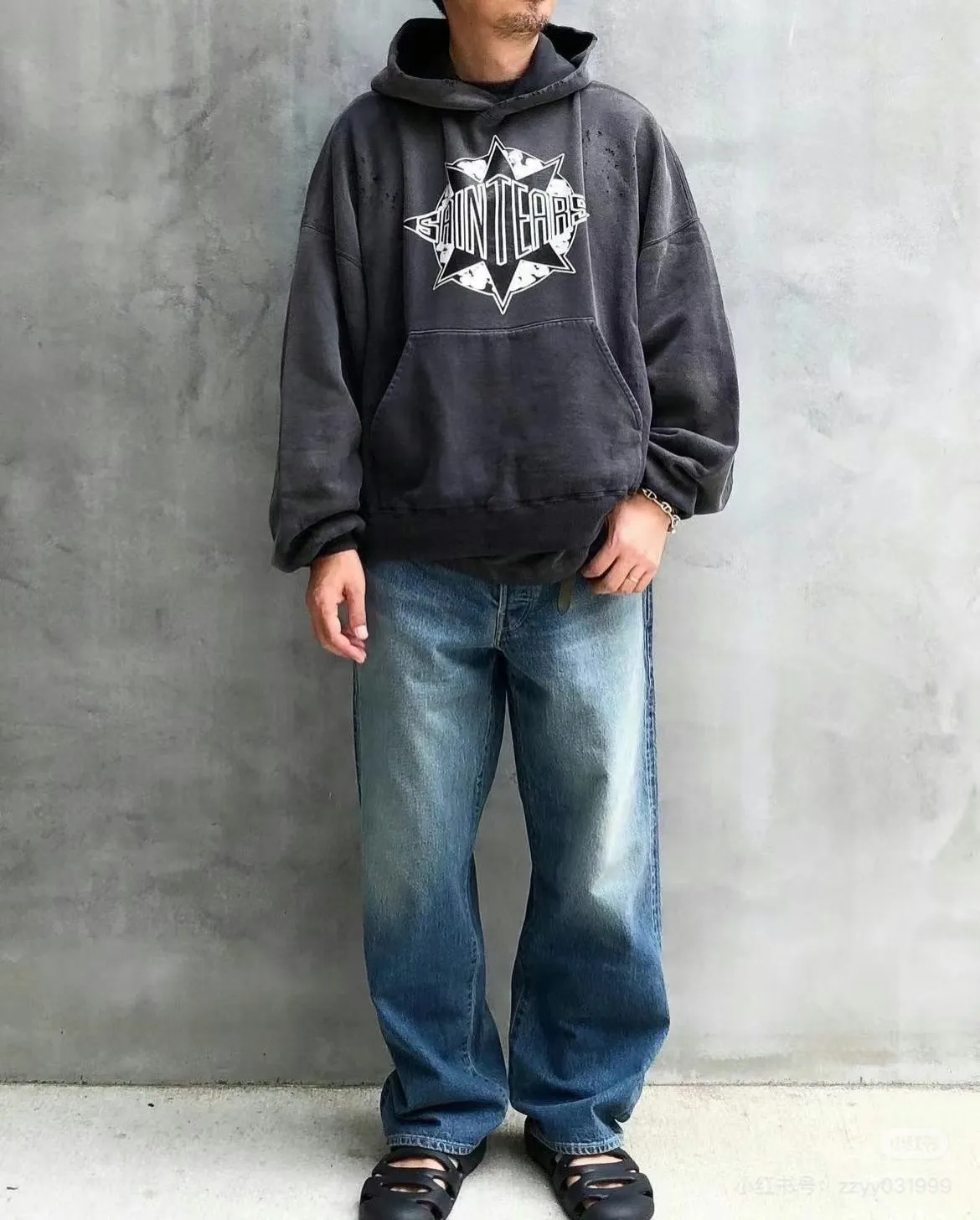 DENIM TEARS x SAINT Mxxxxxx SAINT TEARS Hoodie/BLK Five-pointed star cotton hole-in-the-dark distressed hoodie, washed black S-XL Assute dyeing, whole piece sprayed with horse fade/horse weight, co-branded main mark/cotton wash mark/cherub mark, many hanging holes on the front and rear panels, the original version has the same loose fit
